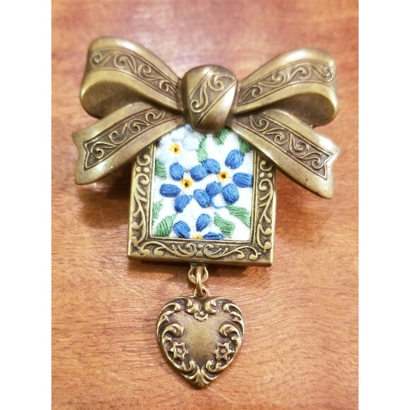 Vintage Brooch Embroidered Flowers In A Bronze-tone Frame w/ Bow & Heart - Picture 1 of 2